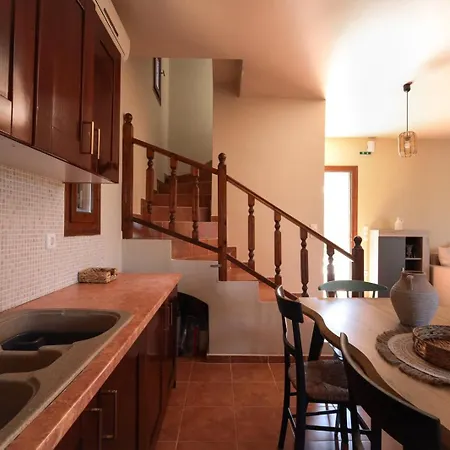 בית נופש Casa Di Mani Kotroni Vacation 2 Bedroom Maisonette With Shared Pool Kotronion (West Mani)
